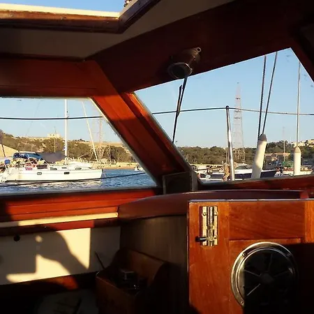 Ta Xbiex Marina Yacht Úszó hotel *